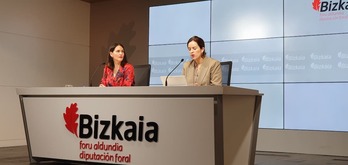 La portavoz foral Leixuri Arrizabalaga e Itxaso Berrojalbiz, diputada foral de Hacienda y Finanzas, en la rueda de prensa.