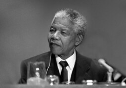 Nelson Mandela pentsalari eta politikari hegoafrikarra.