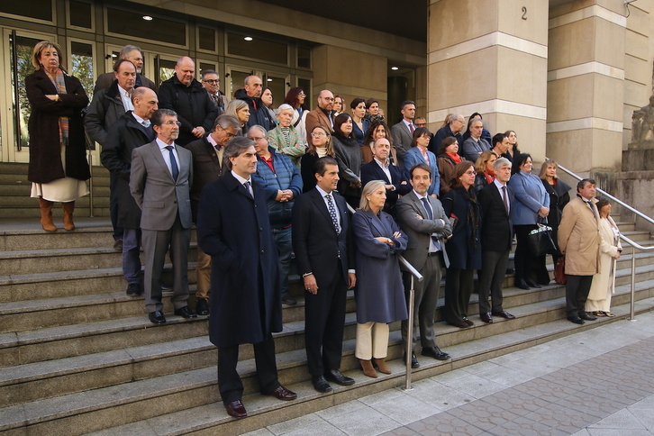 Jueces y fiscales, en las escalinatas de entrada a la Audiencia de Bilbo.