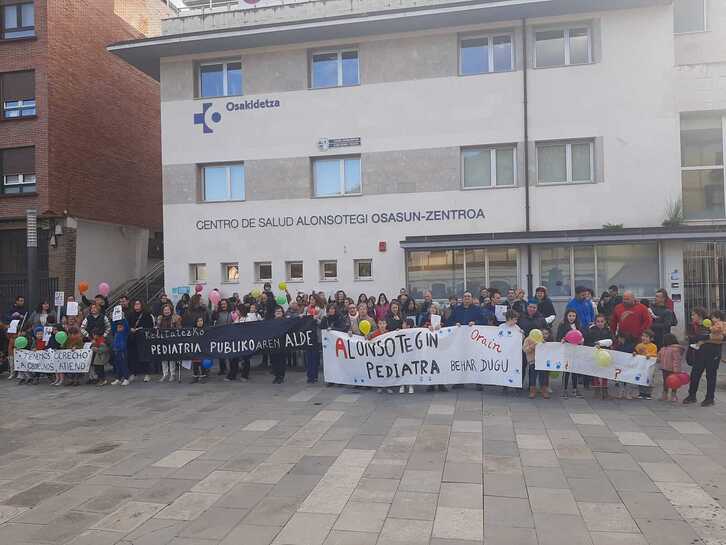 Protesta vecinal denunciando la falta de pediatra en Alonsotegi.