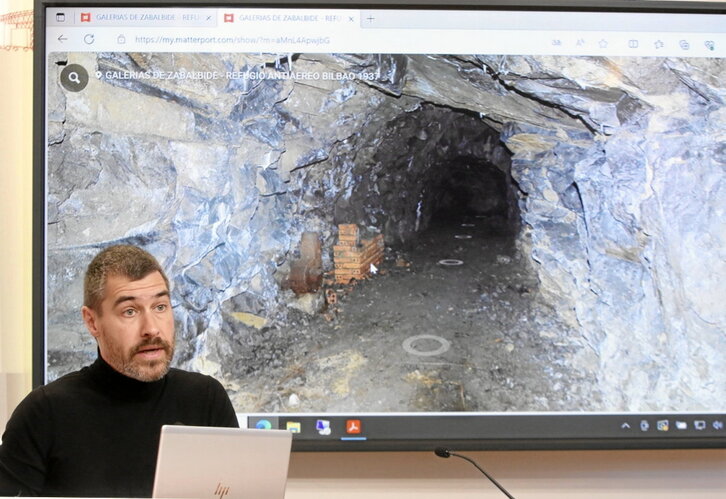 Anartz Ormaza, de Aranzadi, explica detalles del trabajo en los túneles-refugio.