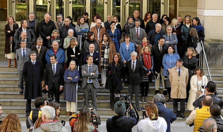 Jueces y fiscales, en las escalinatas de entrada del Palacio de Justicia de Bilbo.