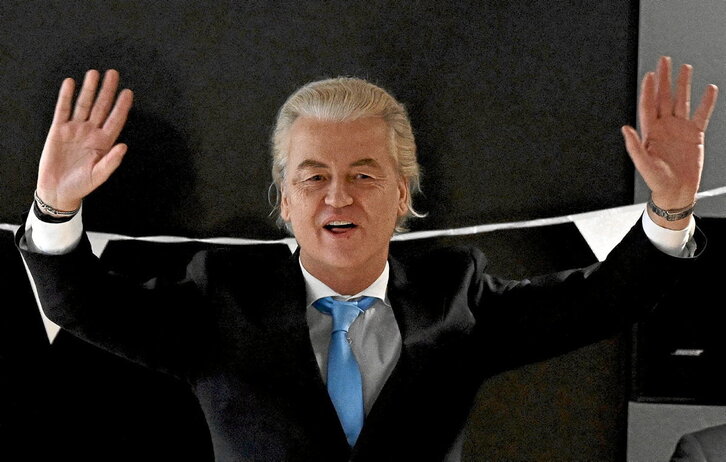 Pletórico, el xenofobo Geert Wilders celebra su victoria electoral.