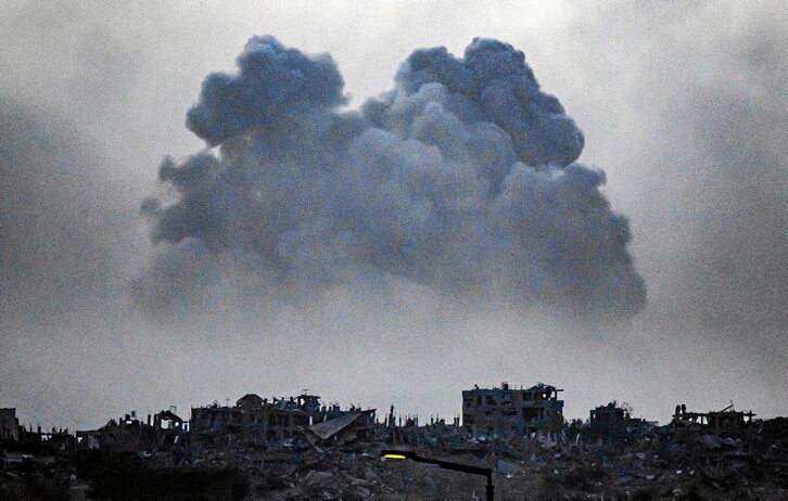 Explosión sobre el paisaje apocalíptico del norte de la Franja de Gaza.