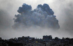 Explosión sobre el paisaje apocalíptico del norte de la Franja de Gaza.