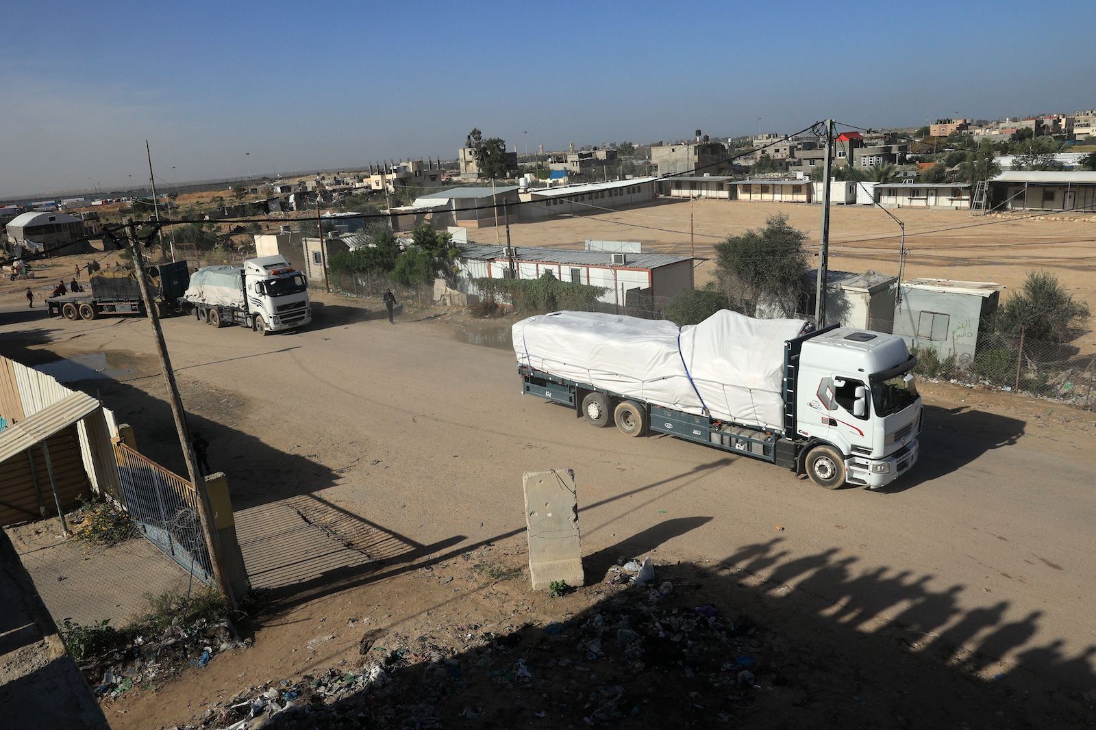 Camiones en el paso de Rafah. (Said KHATIB/AFP)