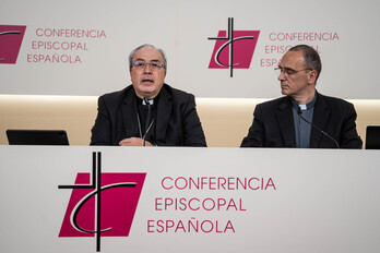 Comparecencia ante los medios del secretario general de la CEE, Francisco César García Margán (i), y el director de la Oficina de Información de la Conferencia Episcopal Española, José Gabriel Vera.