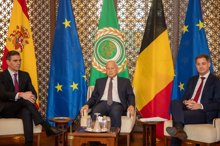 Sánchez, durante el encuentro que ha mantenido con el secretario general de la Liga Árabe, Ahmed Aboul Gheit, junto al primer ministro belga.