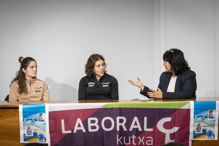Naia Amondarain y Usoa Ostolaza, con la periodista Arritxu Iribar, moderadora de la charla con jóvenes ciclistas.