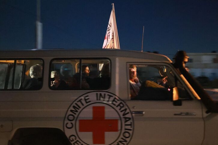 Un vehículo de la Cruz Roja Internacional cruza el paso de Rafah con varios de los rehenes liberados por Hamas.