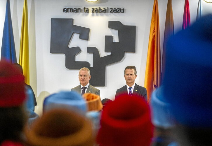 El lehendakari, Iñigo Urkullu, y el consejero de Educación, Jokin Bildarratz, en la inauguración del curso en la UPV-EHU.