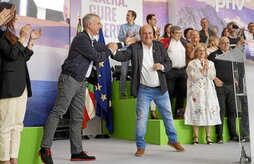 El lehendakari Iñigo Urkullu y el presidente del EBB, Andoni Ortuzar, se saludan en un acto del partido.