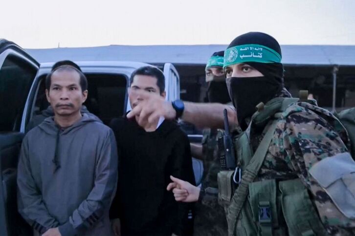 Imagen suministrada por Hamas de liberación de rehenes por milicianos de las brigadas Ezzedin al-Qasam.