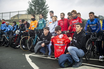 Compañeros de Iñigo Díaz durante el minuto de silencio en recuerdo al joven ciclista alavés.