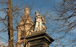 Estatua dedicada a Iparragirre en su Urretxu natal. Fue inaugurada en 1890, nueve años después de su muerte.