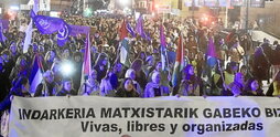 En la otra página, imagen de la cabecera de la manifestación que recorrió Bilbo. Sobre estas líneas, la protesta en Donostia, y al lado, las movilizaciones de Iruñea y Baiona por el 25N.