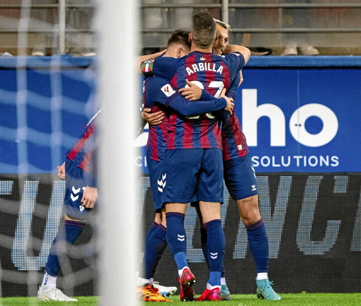 Stoichkov se abraza a sus compañeros para celebrar el gol que volteaba el marcador.