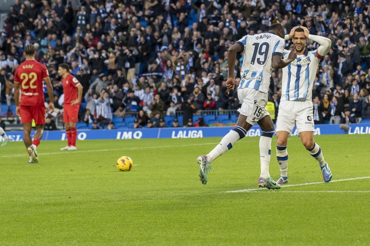 Merino muestra su asombro ante Sadiq tras marcar su primer gol de la temporada.