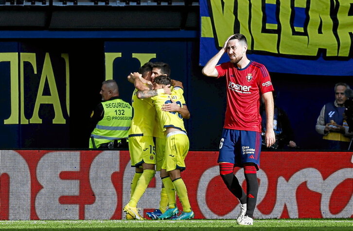 Moi Gómez, ex del Villarreal, se lamenta tras encajar un gol de Morales, autor de los tres goles del submarino amarillo.