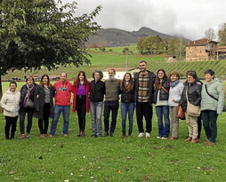 El equipo de la Universidad Complutense, junto a algunos vecinos que donaron muestras de ADN para el estudio.