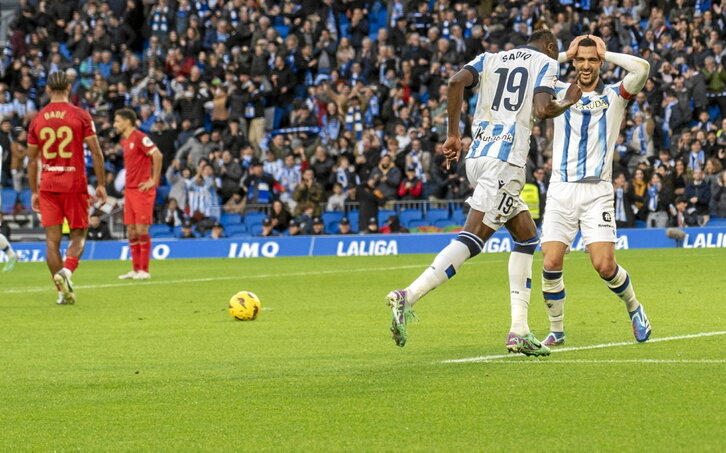 Merino muestra su asombro ante Sadiq tras marcar desde 25 metros el primer gol en quince meses desde su grave lesión.
