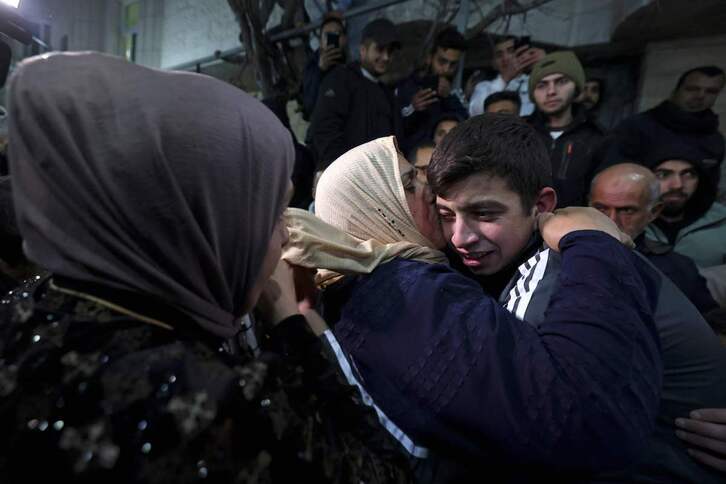 Jalil Zama abraza a su madre en Hailul, cerca de Hebrón, tras ser liberado de una cárcel israelí.  