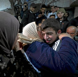 Jalil Zama abraza a su madre en Hailul, cerca de Hebrón, tras ser liberado.