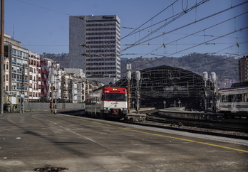 Un tren de Renfe abandona la estación de Bilbo.