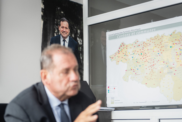 Max Brisson, con el mapa departamental de fondo, durante la campaña legislativa de 2022.