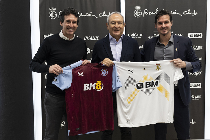 Una Emery, entrenador del Aston Villa; Nassef Sawiris, presidente y copropietario Aston Villa; e Igor Emery, presidente Real Unión.