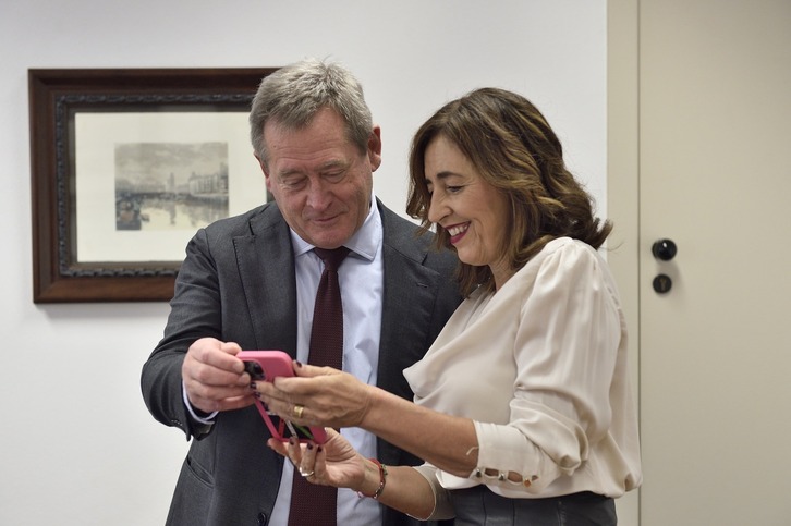 Bingen Zupiria y Olatz Garamendi, dando a conocer el proyecto legislativo. 