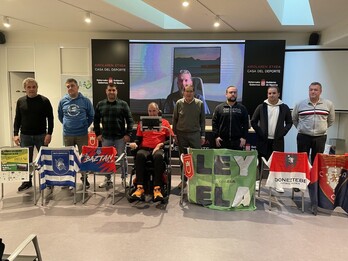 Foto de familia de quienes se han encargado de la presentación del torneo.