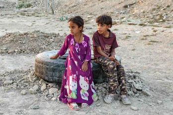 Niños iraquíes se sientan en una zona empobrecida en las afueras de Nasiriya, Irak. La sequía obligó a su familia de pastores y agricultores a desplazarse desde el campo a una zona urbana.