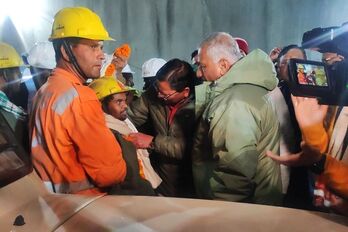 El primer ministro de Uttarakahnd, Pushkar Singh Dhami, da la bienvenida a los trabajadores rescatados.