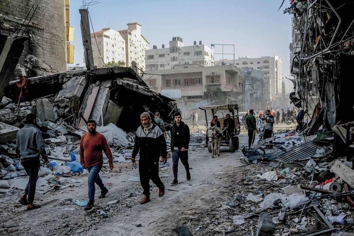 Palestinos caminan por la ciudad de Gaza durante el alto el fuego.