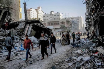 Palestinos andan por la ciudad de Gaza durante el alto el fuego.