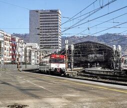 Un tren abandona la estación de Abando.