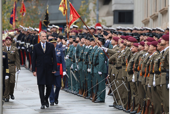 Felipe de Borbón pasa revista a diferentes unidades militares antes de entrar al Congreso para abrir una nueva legislatura.