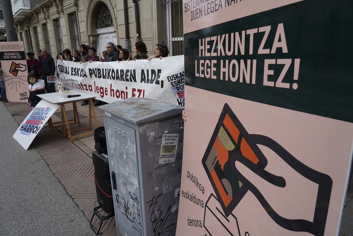 Protesta contra la Ley de Educación frente al Parlamento.