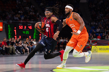 Chima Moneke y Brandon Davis en el reciente duelo entre baskonistas y taronjas en la Liga ACB.