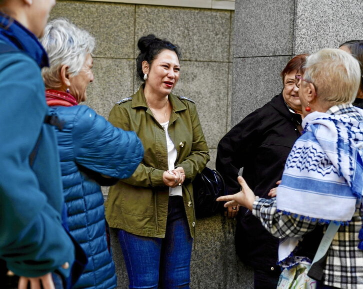 Apoyo de Sos Racismo a la mujer agredida a las puertas de la Audiencia de Bizkaia.