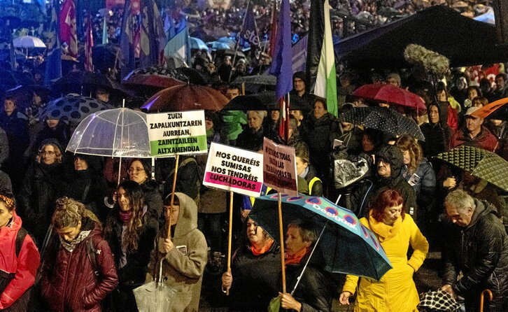 Eguraldi traketsari aurre eginez, Gasteizko arratsaldeko manifestaziora milaka lagun batu ziren.