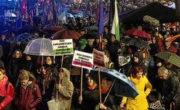 Eguraldi traketsari aurre eginez, Gasteizko arratsaldeko manifestaziora milaka lagun batu ziren.