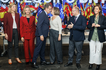 La foto que refleja los cambios en el PP: Feijóo saluda a Gamarra, número 2, junto a Tellado (portavoz parlamentario) y con más mujeres en la dirección.