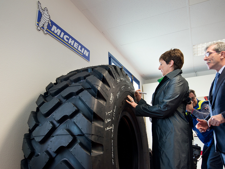 Arantxa Tapia, en una visita a Michelin en 2016, con motivo de su 50 aniversario.