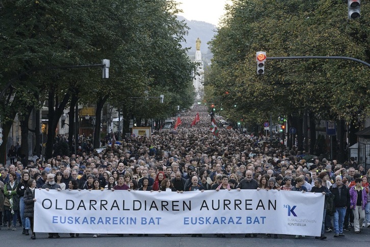 Euskararen aurkako epaiek kezka eta haserrea piztu dute eta milaka lagun kalera irten zen Bilbon azaroaren 4an Euskalgintzaren Kontseiluak deitutako manifestazioan.