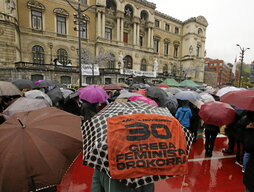 Tras la huelga, les toca mover ficha a las instituciones. En la imagen, «contrapleno» frente al Ayuntamiento de Bilbo, el jueves.