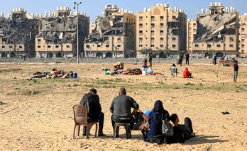 Residentes en el barrio «ciudad Hamad», en Jan Yunis, observan sus casas destruidas tras el ataque israelí.
