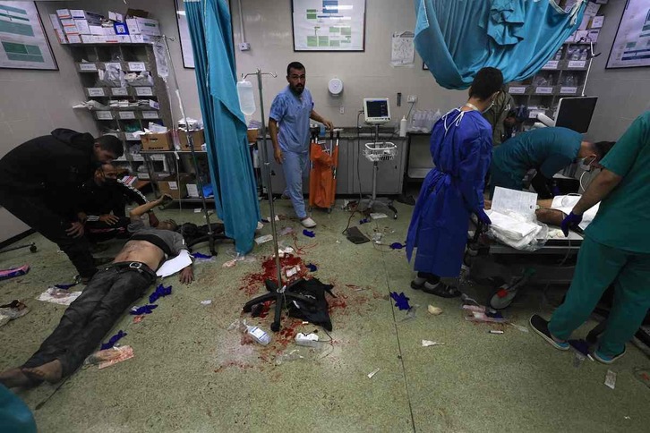Sanitarios atienden a personas heridas en un hospital de Jan Yunis. 