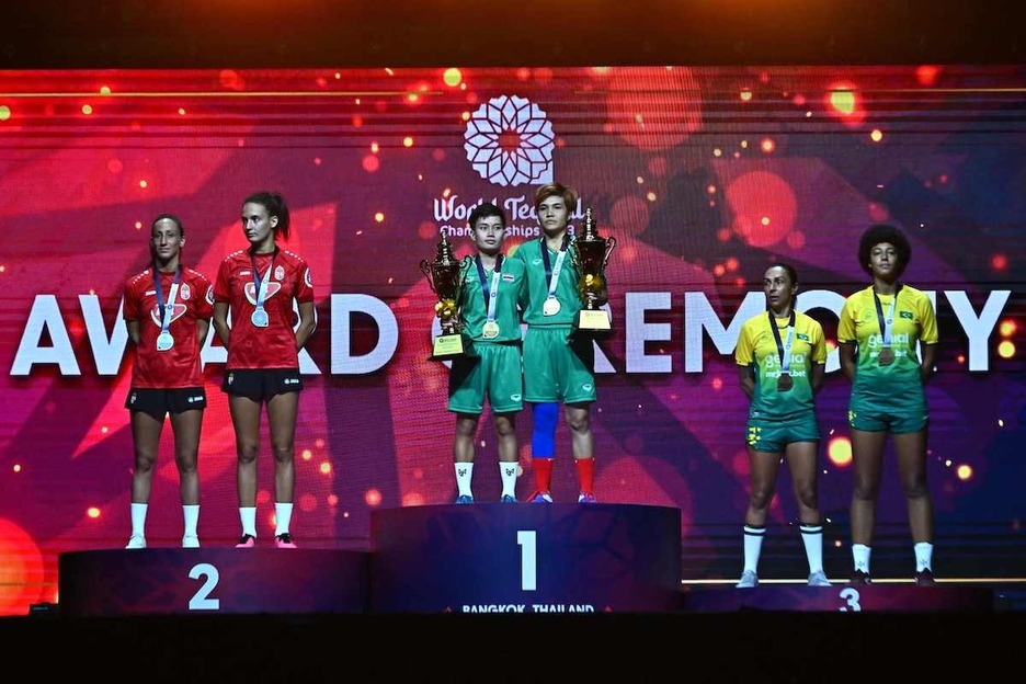 Las campeonas, las tailandesas Suphawadi Wongkhamchan y Jutatip Kuntatong, entre las húngaras y las brasileñas en el podio.